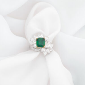 Green Emerald Diamond Ring